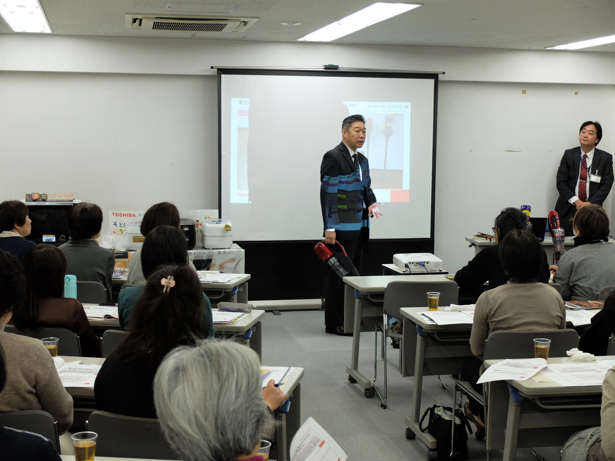 掃除機は人気の充電式スティックを紹介。使い勝手の向上がポイントだ